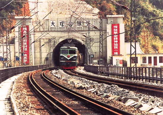 成都枢纽环线双线贯通打通最后“关卡”(组图)