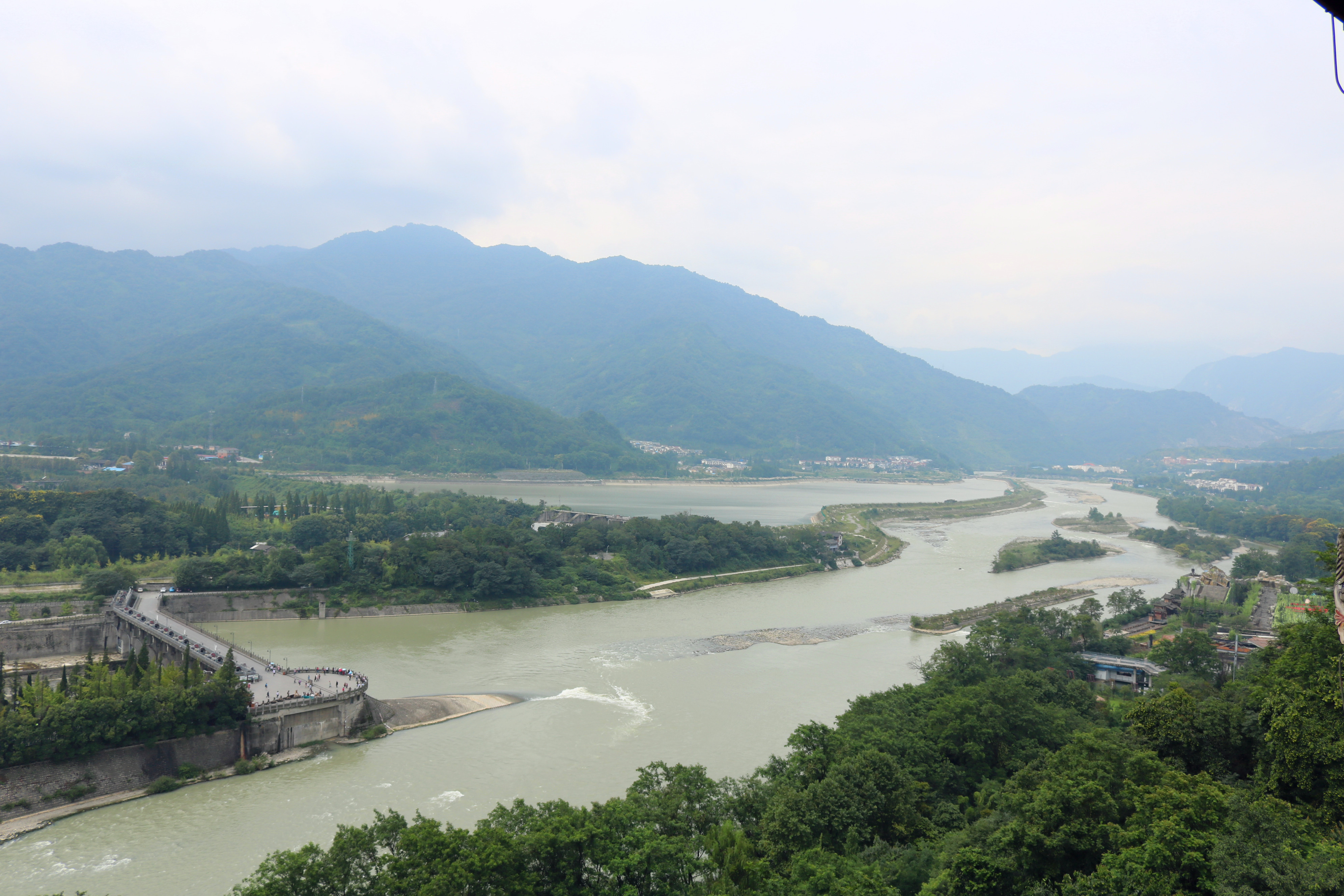 红旗连锁与青城山—都江堰旅游景区管理局战略合作签约仪式