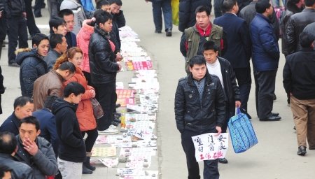 
人才市场内农民工和招工的企业开始多了起来(组图)