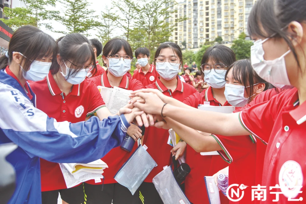 成都华西中学·电子科大附中学生18岁成人礼