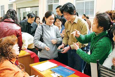 简阳市残联开展残疾人就业招聘会达成就业意向32人